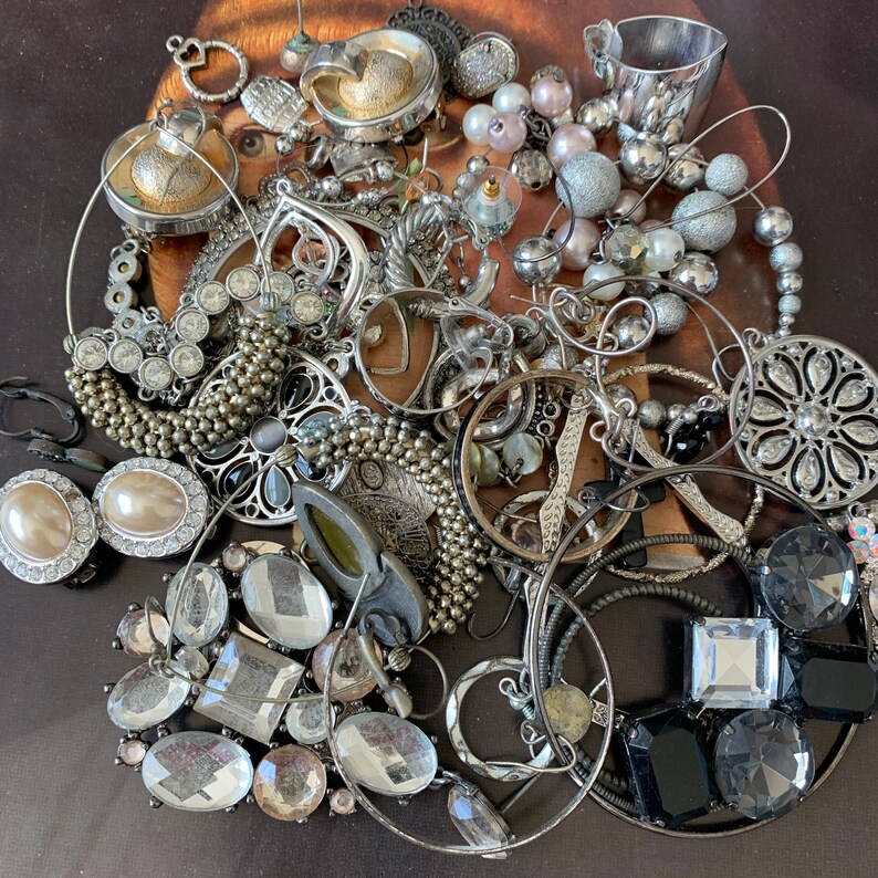 Upcycle / Destash / Broken Jewelry / Junk Journal Supplies / Etsy España