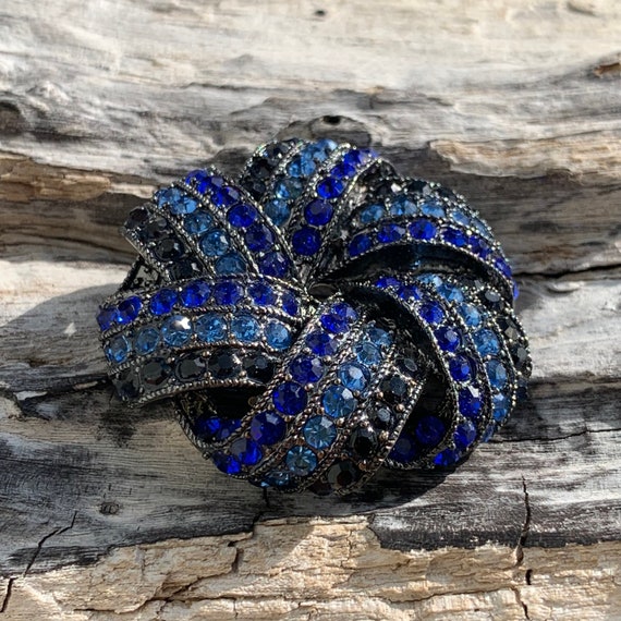 vintage Monet Brooch |X3 - image 3