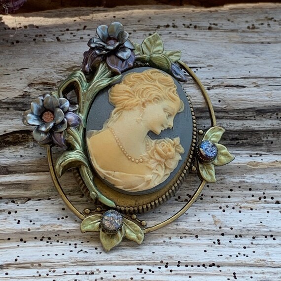 Sweet Romance Vintage Brooch | X2903 - image 6