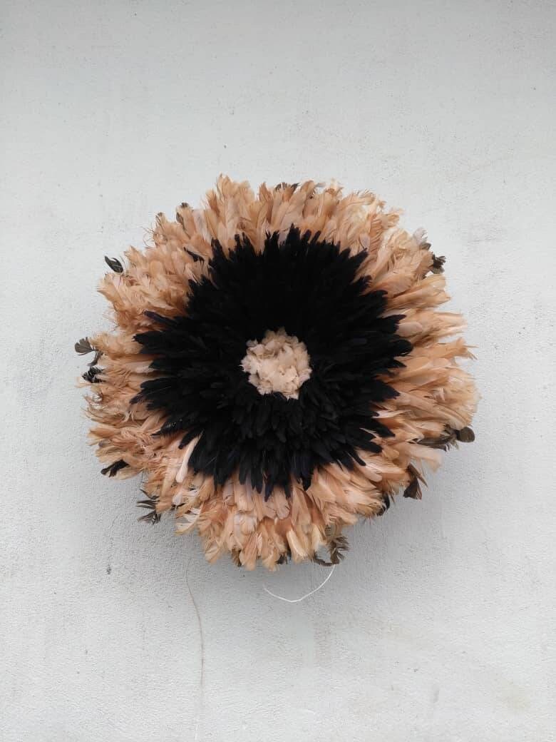 Juju Hat Blanc Contour Noir Puis Beige de 50 cm