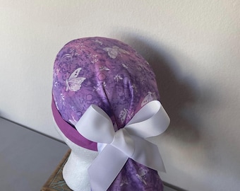 Damska czepek chirurgiczny z kucykiem, z motywem motyli, wiosennych kwiatów i kwiatów, regulowany za pomocą guzików.