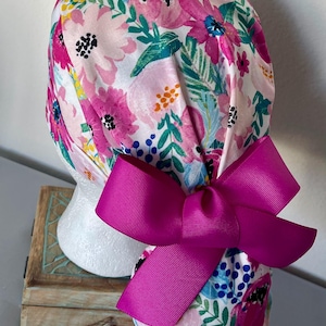 Borstelmuts met paardenstaart. Badmutsen voor dames, scrubmuts, scrubmuts, scrubmuts met knopen, verstelbare scrubmuts, scrubmuts met paardenstaart.