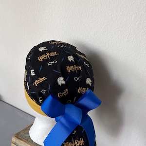 Bonnet pour queue de cheval Avengers : infirmière pédiatrique, boutons réglables.