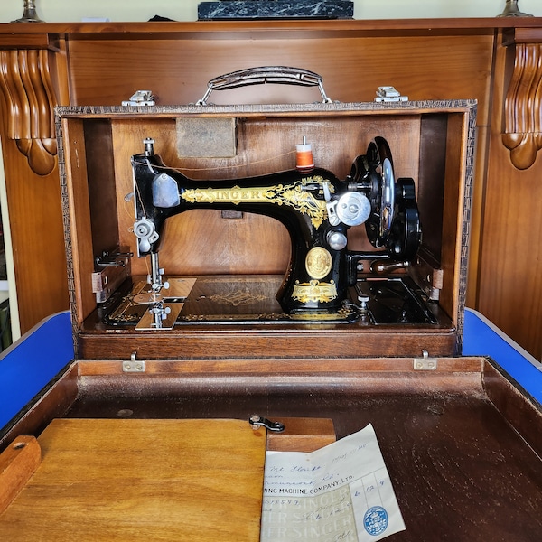 Singer 28K Hand Crank Sewing Machine in Mock Crocodile Carry case, with green accessories tin.