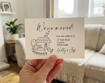 Könnte beinhalten: Eine rechteckige weiße Karte mit einer schwarzen Strichzeichnung eines Hauses mit Schornstein und Herzen, bedruckt mit dem Text We've moved! Our new address is: 25 York Road London NW89 6DR sowie den Namen Holly & Jeff in Schreibschrift.