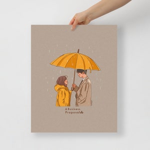 Könnte beinhalten: Ein Paar steht unter einem gelben Regenschirm im Regen. Die Frau trägt einen gelben Regenmantel und der Mann trägt eine braune Jacke. Der Text "A Business Proposal" steht unter ihnen.