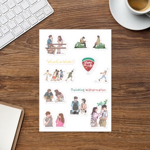 Puede incluir: Una hoja de pegatinas con ilustraciones de parejas, amigos y personas disfrutando de la vida. Las pegatinas incluyen frases como "Viva La Vida!" y "Twinking Watermelon".