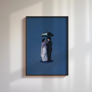 Könnte beinhalten: Eine gerahmte Illustration eines Paares, das unter einem schwarzen Regenschirm auf blauem Hintergrund steht. Die Frau trägt ein weißes Kleid und der Mann einen schwarzen Anzug.