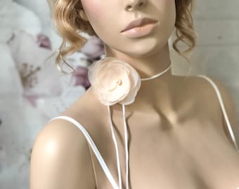 Organza Blüte Choker hell Peach Fuzz Blume Halsband Boho Halskette zierlicher Schmuck Halsband