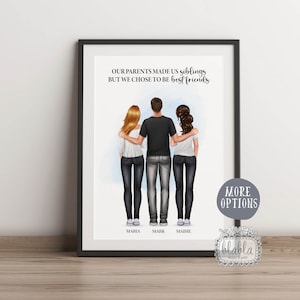 Puede incluir: Una ilustración enmarcada de tres personas de pie de espaldas con los brazos alrededor del otro. El texto dice "Nuestros padres nos hicieron hermanos, pero elegimos ser mejores amigos". Los nombres Maria, Mark y Maisie están escritos debajo de las figuras.