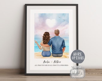 Può includere: Un'illustrazione ad acquerello di una coppia in piedi su una spiaggia, che guarda l'oceano. Il cielo è di un rosa e un blu tenui, con una nuvola a forma di cuore. Il testo "Amelia & Arthur" e "ALL THAT YOU ARE IS ALL THAT I'LL EVER NEED." è sotto la coppia.