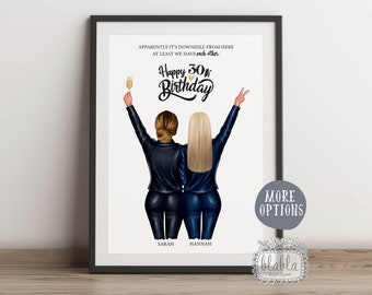 Puede incluir: Un fondo blanco con un marco negro. Dos mujeres de espaldas al espectador llevan chaquetas de cuero negras y pantalones vaqueros azules. Están sosteniendo una copa de champán y haciendo un signo de paz. El texto "Aparentemente es cuesta abajo desde aquí al menos nos tenemos el uno al otro Feliz 30 cumpleaños" está escrito en negro. Los nombres "Sarah" y "Hannah" están escritos debajo de las mujeres.