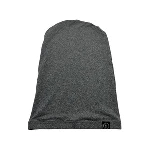 Può includere: Berretto in maglia grigia melange con un piccolo logo nero in basso a destra.