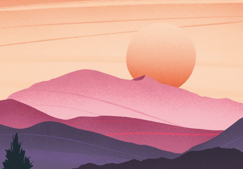 Op de afbeelding: Een digitale illustratie van een zonsondergang boven een bergketen. De lucht is zacht oranje en roze, en de zon is een grote, heldere oranje cirkel. De bergen zijn diep paars en roze, met een paar bomen op de voorgrond.