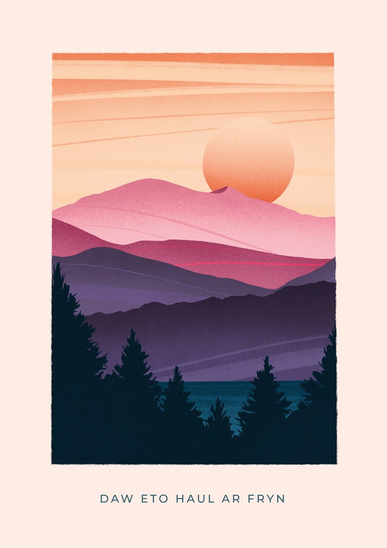Op de afbeelding: Een digitale illustratie van een bergketen met een grote oranje zon die erachter ondergaat. De bergen zijn een gradi&euml;nt van roze, paars en blauw. Op de voorgrond is een donkerblauw meer met een rij donkergroene bomen ervoor. De tekst "DAW ETO HAUL AR FRYN" staat onderaan de afbeelding.