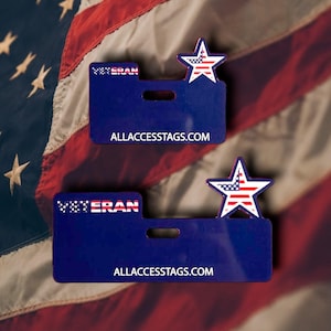 Puede incluir: Dos etiquetas de identificación rectangulares azules con la palabra VETERAN en texto blanco y rojo, una estrella de cinco puntas con un patrón de bandera estadounidense y la dirección web ALLACCESSTAGS.COM impresa en blanco en cada etiqueta.