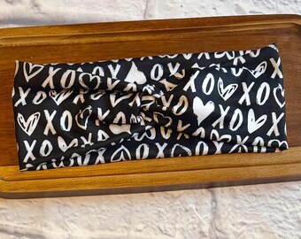 Adult Black and White XOXO Hearts Valentines Twist Stretchy Headband