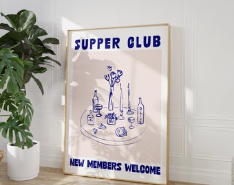 Op de afbeelding: Een ingelijst drukwerk met een lichtroze achtergrond en blauwe tekst die "Supper Club" en "Nieuwe leden welkom" luidt. De print bevat een handgetekende illustratie van een tafeldekking met een vaas met bloemen, wijnflessen, glazen en een bord met eten.