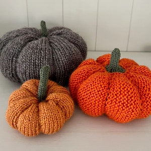 Knitting pattern - Knitted pumpkin two ways