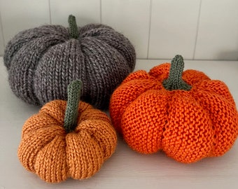 Knitting pattern - Knitted pumpkin two ways