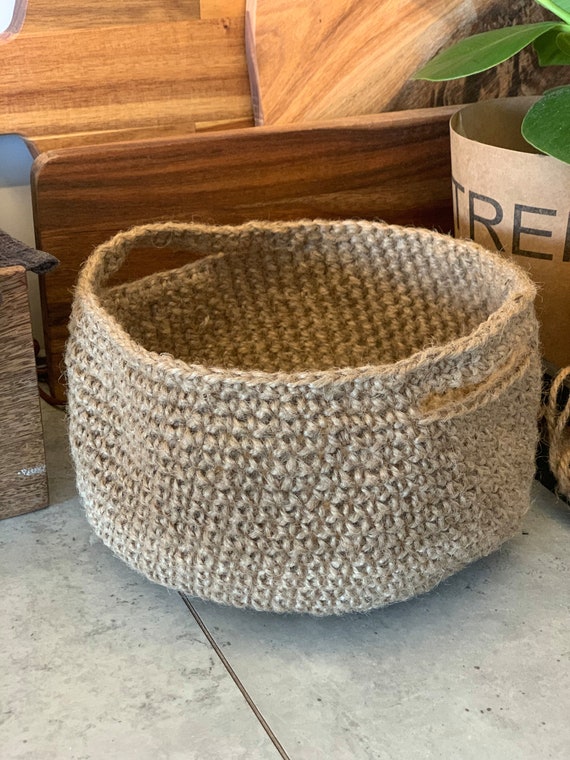 Crochet pattern - Easy medium sized crochet basket in jute [PDF PATTERN]