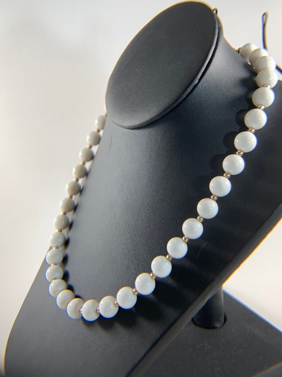 Vintage white pearl beaded necklace. Pearl necklac