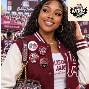 Puede incluir: Una chaqueta universitaria granate y blanca con cuatro pines circulares con la marca de la Universidad A&M de Alabama, incluyendo textos como Bulldog State of Mind y HBCU Pride, sobre una camiseta blanca con Alabama A&M University en granate.