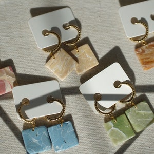 Howlite Huggies: Pendientes abstractos de arcilla polimérica hechos a mano