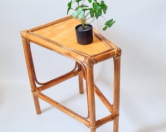 Table d'appoint en bambou en rotin en forme de coin, table d'appoint en bois, table basse d'appoint rustique, table d'appoint boho, table de jardinière en rotin