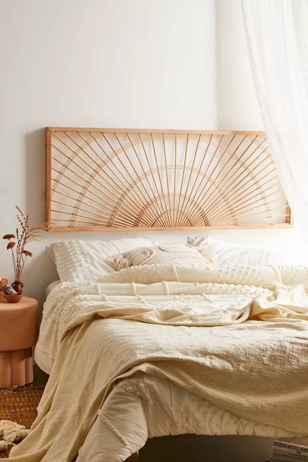 Cabecero de cama de caña natural de bambú con diseño de lazos.