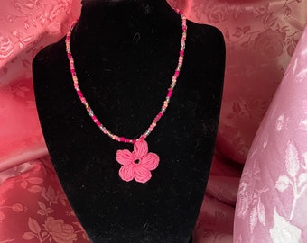 Collier perlé de fleur de bouffée au crochet rose