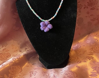 Crochet fleur de bouffée violette avec perle et perles de verre choker