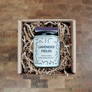 Vela de soja con aroma a campos de lavanda, con tarjeta manuscrita gratis