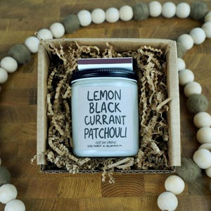 Vela de soja con limón, grosella negra y pachulí, 113 ml, 227 ml y 473 ml, envuelta para regalo con tarjeta.