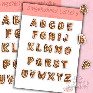 Op de afbeelding: Bruine peperkoek letterstickers met witte glazuurdetails, gerangschikt op een witte achtergrond. De tekst "Gingerbread Letters" en "Sticker Sheet" zijn zichtbaar. De letters zijn in verschillende lettertypen.