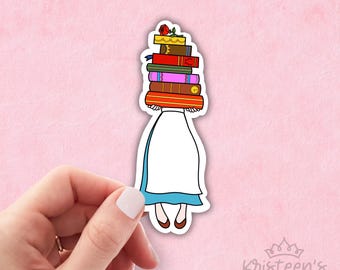 Puede incluir: Una pegatina de un personaje de dibujos animados que lleva un vestido azul y blanco y sostiene una pila de libros. Los libros son rojos, naranjas, amarillos, verdes, azules y morados. El personaje tiene una rosa roja en la cabeza.
