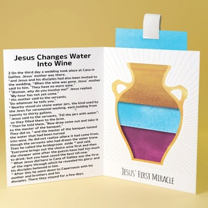Può includere: Un biglietto di auguri con il testo "Gesù trasforma l'acqua in vino" e "Il primo miracolo di Gesù". Il biglietto presenta un'illustrazione di un vaso dorato con strati di blu e viola. Una linguetta blu è attaccata in alto.