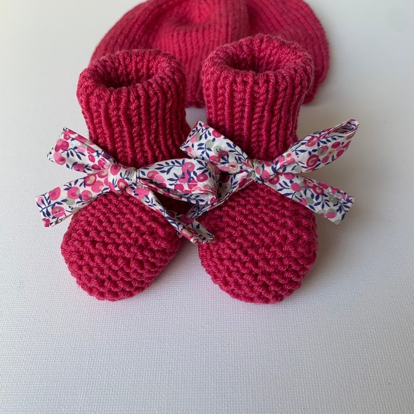 Chaussons bébé tricotés à la main 0-3mths et 3-6mths Fabriqués sur commande Chaussures pour bébé Bottes pour bébé Restez sur les bottines Pompom booties Liberty fabric