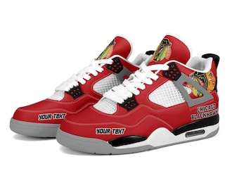 Może przedstawiać: Czerwono-białe buty sportowe z czarno-białym logo Chicago Blackhawks po bokach. Buty mają białą siateczkową wstawkę i czarne akcenty. Tekst "YOUR TEXT" jest nadrukowany na boku butów.