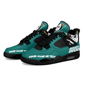 Op de afbeelding: Groene, zwarte en witte custom sneakers met het Mighty Ducks-logo en de tekst "Your Name or Text" aan de zijkant.