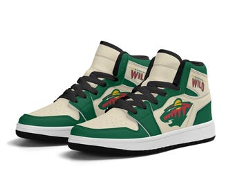 Pode incluir: Um par de tênis de cano alto com um esquema de cores branco, verde e vermelho. Os tênis apresentam o logotipo do Minnesota Wild e as palavras "Minnesota Wild".