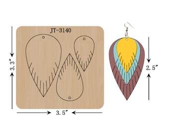 Könnte beinhalten: Eine Holzvorlage zum Herstellen von mehrlagigen Tropfenohrringen. Die Vorlage enthält drei Tropfenformen, wobei die größte 8,9 cm x 8,4 cm misst. Die Vorlage ist mit JT-3140 beschriftet.