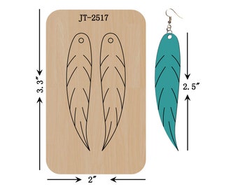 Könnte beinhalten: Eine Holzvorlage zum Herstellen von Ohrringen, beschriftet mit JT-2517. Die Vorlage ist 8,4 cm hoch und 5 cm breit. Die Vorlage zeigt zwei federförmige Ohrringe, die jeweils 6,4 cm hoch sind.