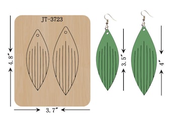 Könnte beinhalten: Eine Holz-Stanzschablone zum Herstellen von blattförmigen Ohrringen. Die Schablone ist 12,2 cm x 9,4 cm groß und verfügt über zwei Blattformen. Die Schablone ist mit "JT-3723" beschriftet.