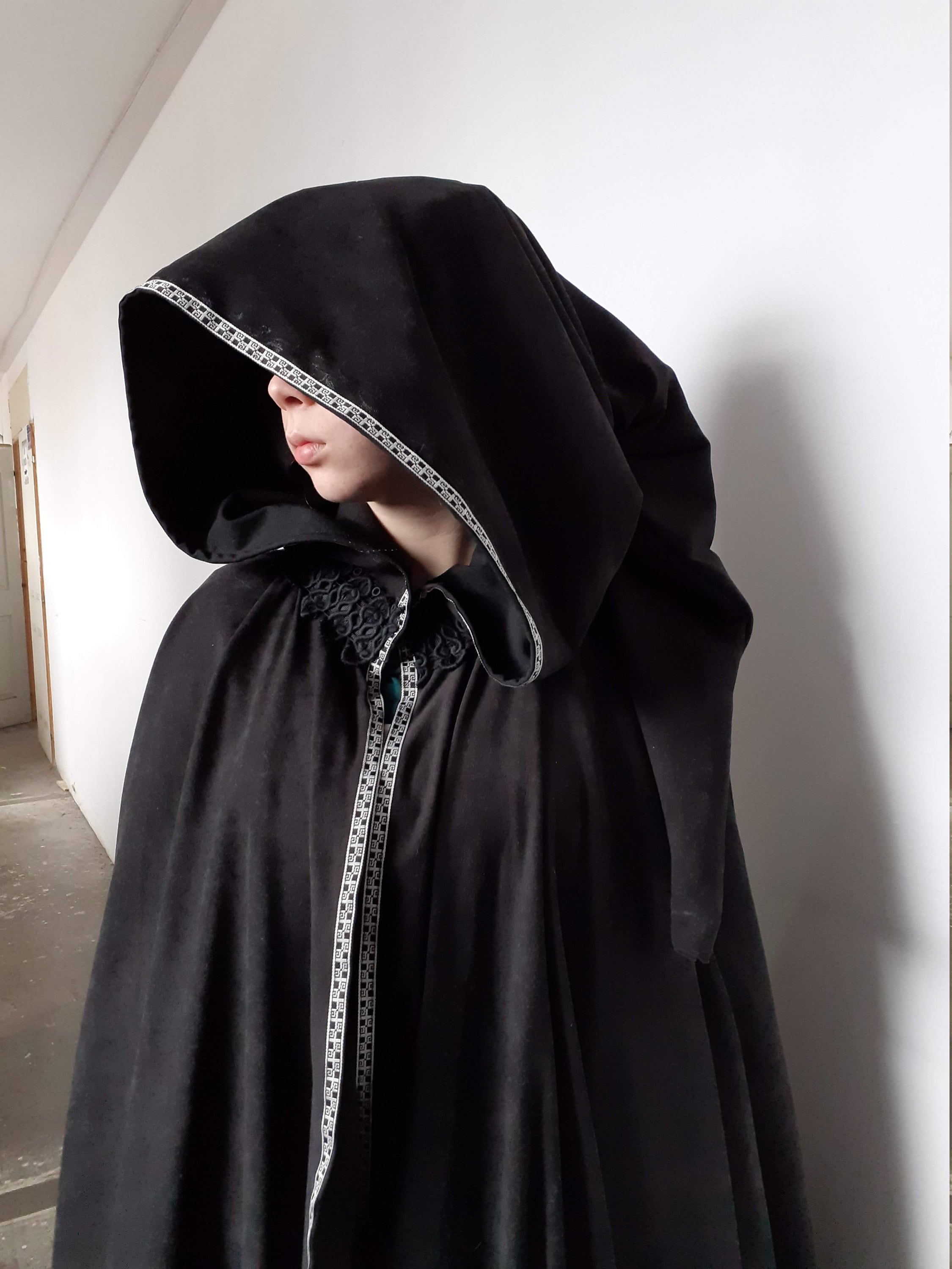 Capa medieval corta de dama modelo Heidi, color negro ⚔️ Tienda-Medieval