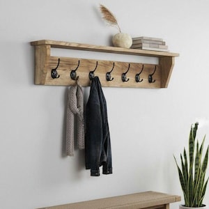 オーク材の棚付きコートラック：玄関、マッドルームのオーガナイザー。手作りのパイン材コートラックと金属製フック - ファームハウス風インテリア。装飾的なウォールシェルフ