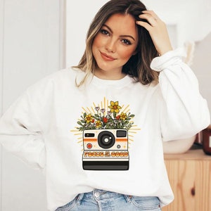Konzentriere dich auf das Gute, Siebdruck, Bunte Blumen, Kamera, good vibes, good vibes only, Wildblumen, inspirierendes T-Shirt Design, Vibes