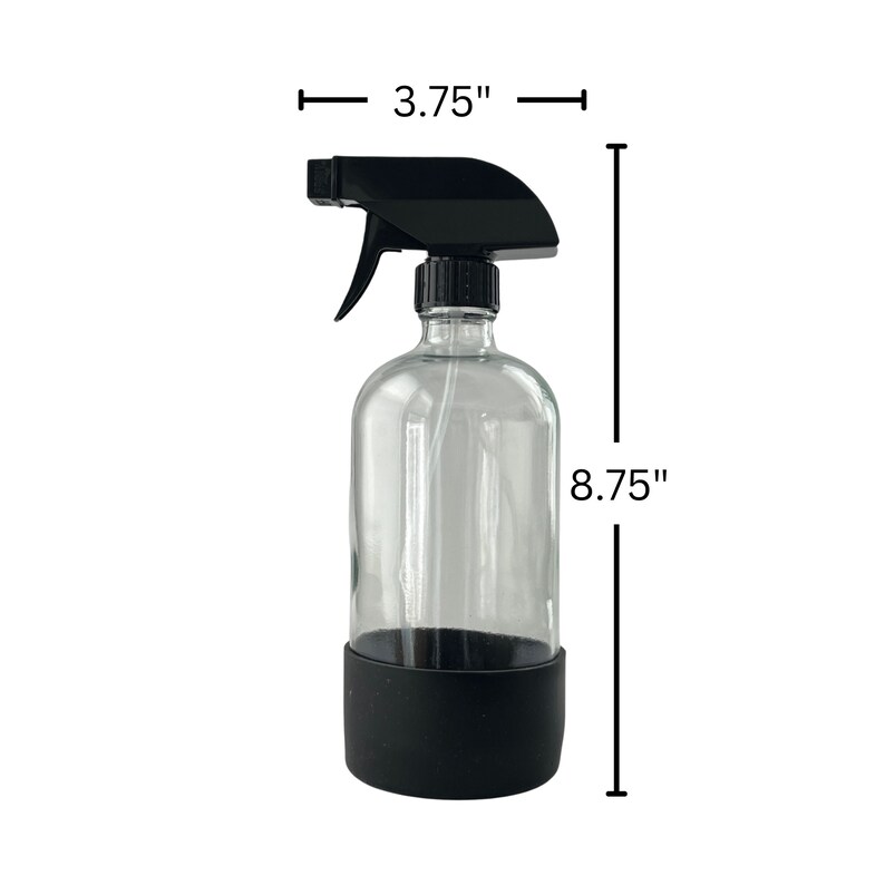 Op de afbeelding: Een transparante glazen spuitfles met een zwarte trekker-spuitkop en een zwarte siliconen basis. De fles is 22,2 cm hoog en 9,5 cm breed.