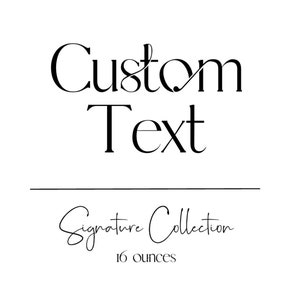 Op de afbeelding: Zwart-witte tekstafbeelding die "Custom Text" met een lijn eronder en de tekst "Signature Collection 16 ounces" in cursief schrift leest.