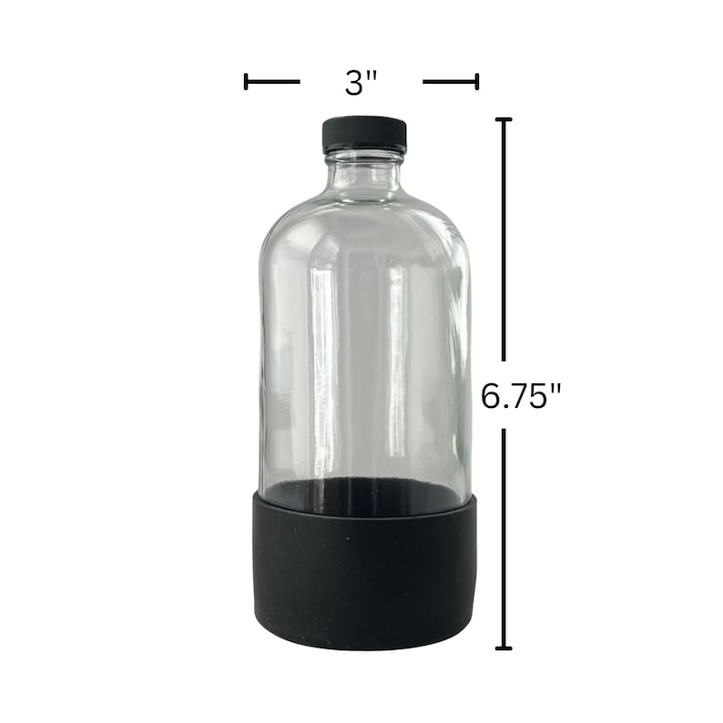 Op de afbeelding: Een heldere glazen fles met een zwarte dop en een zwarte siliconen hoes. De fles is 17,1 cm hoog en 7,6 cm breed.
